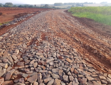 Trânsito irregular de veículos causa danos à pavimentação entre Arroio Guaçu e Três Irmãs