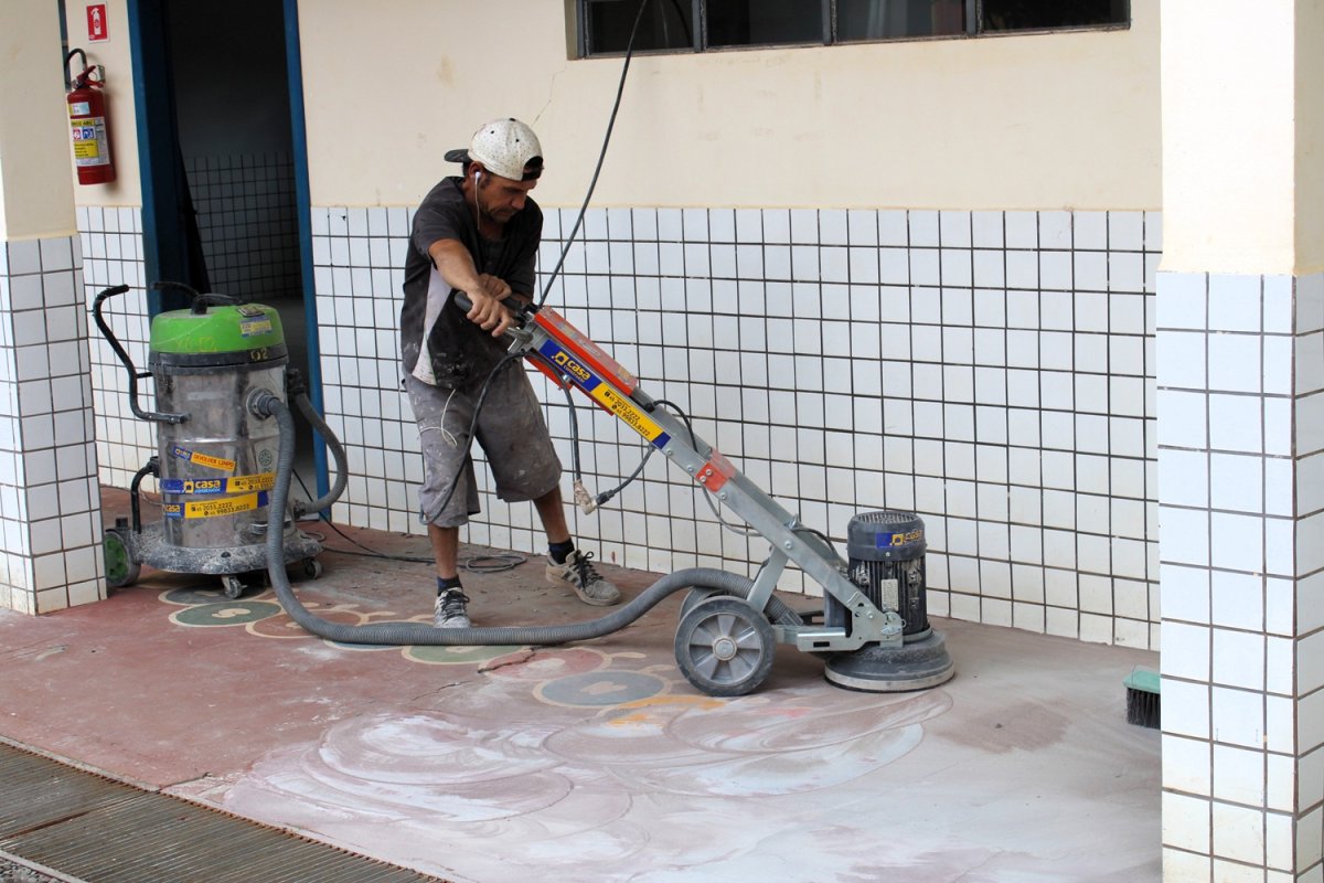 Escola Tiradentes recebe reforma na quadra e troca de cerâmicas em salas de aula