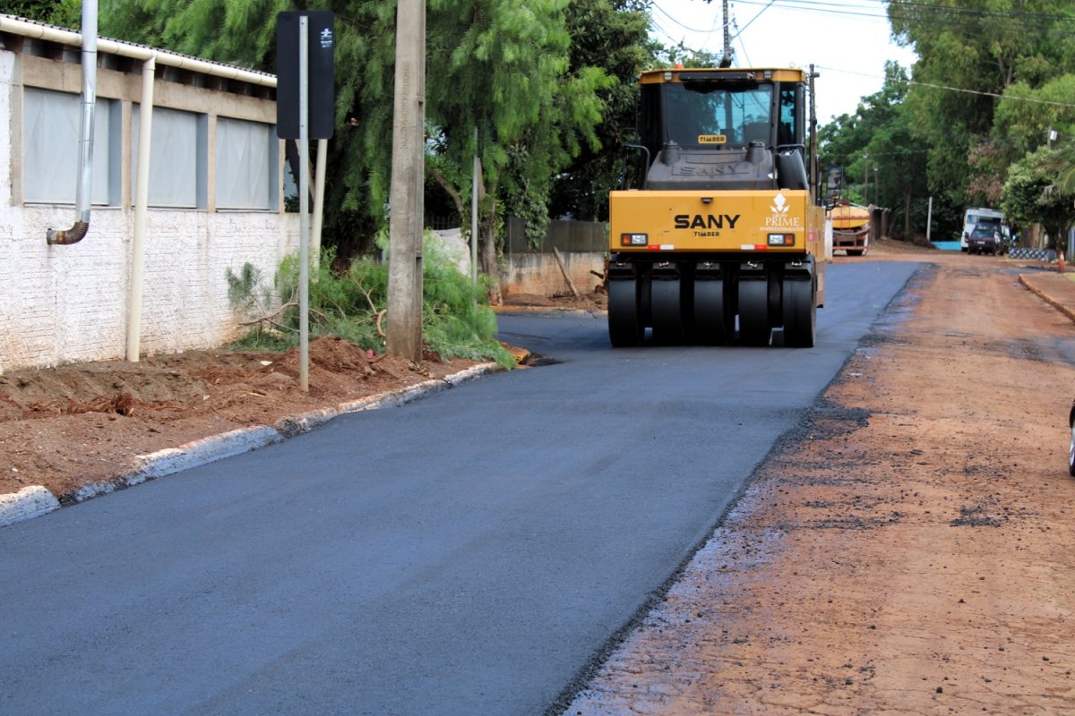 Asfaltamento avança no Residencial Mercedes