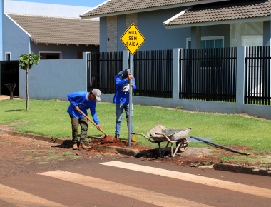 Mercedes recebe mais de 370 novas placas para reforçar a sinalização urbana