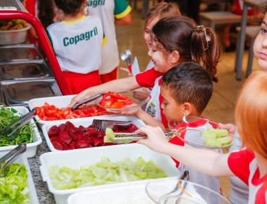Mercedes transforma produção local em referência de alimentação escolar