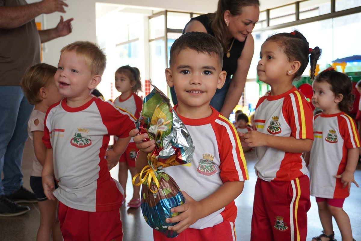 Um doce na mochila e um sorriso no rosto: alunos ganham ovos de Páscoa