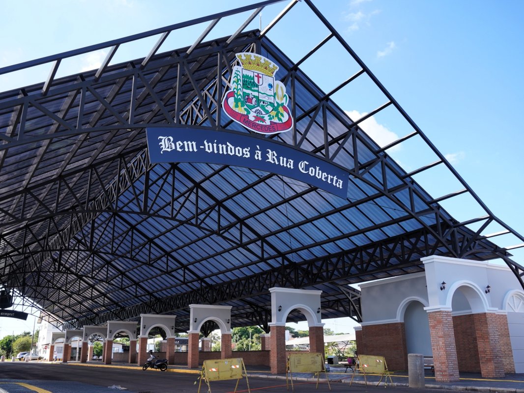 Rua Coberta recebe o nome de Lenir Schmidt e eterniza legado na educação