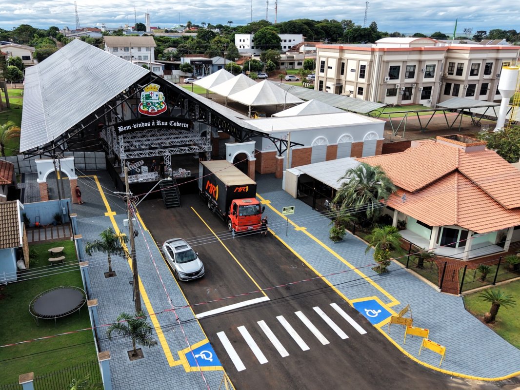 Mercedes inaugura a Rua Coberta com show de Amado Batista nesta quinta