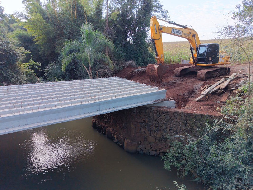 Nova ponte entre Mercedes e Marechal ganha vigas de concreto