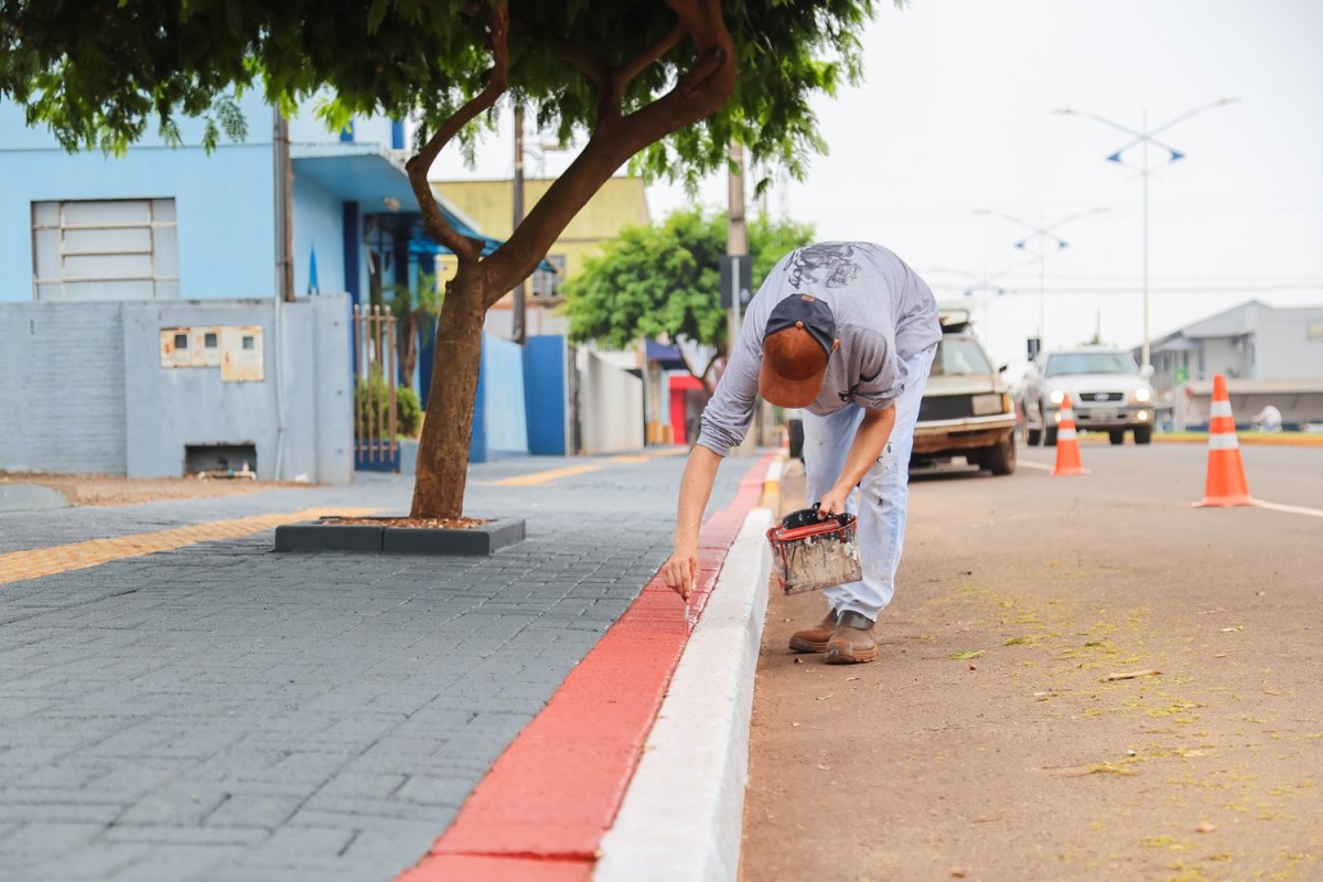 Pintura dos calçadões avança e muda o visual do centro da cidade