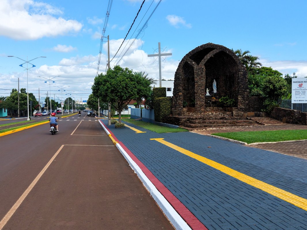 Pintura dos calçadões avança para novas áreas da cidade