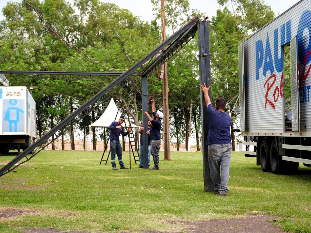 Montagem da estrutura para a festa avança no Clube Grêmio