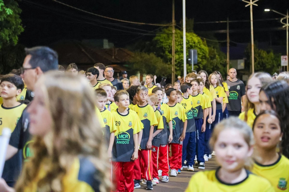 Mercedes reúne milhares de pessoas em noite histórica pelos 34 anos