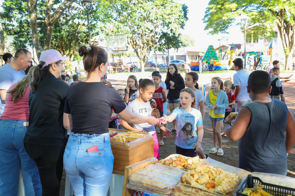Brincando na Praça reúne centenas de crianças em tarde de diversão