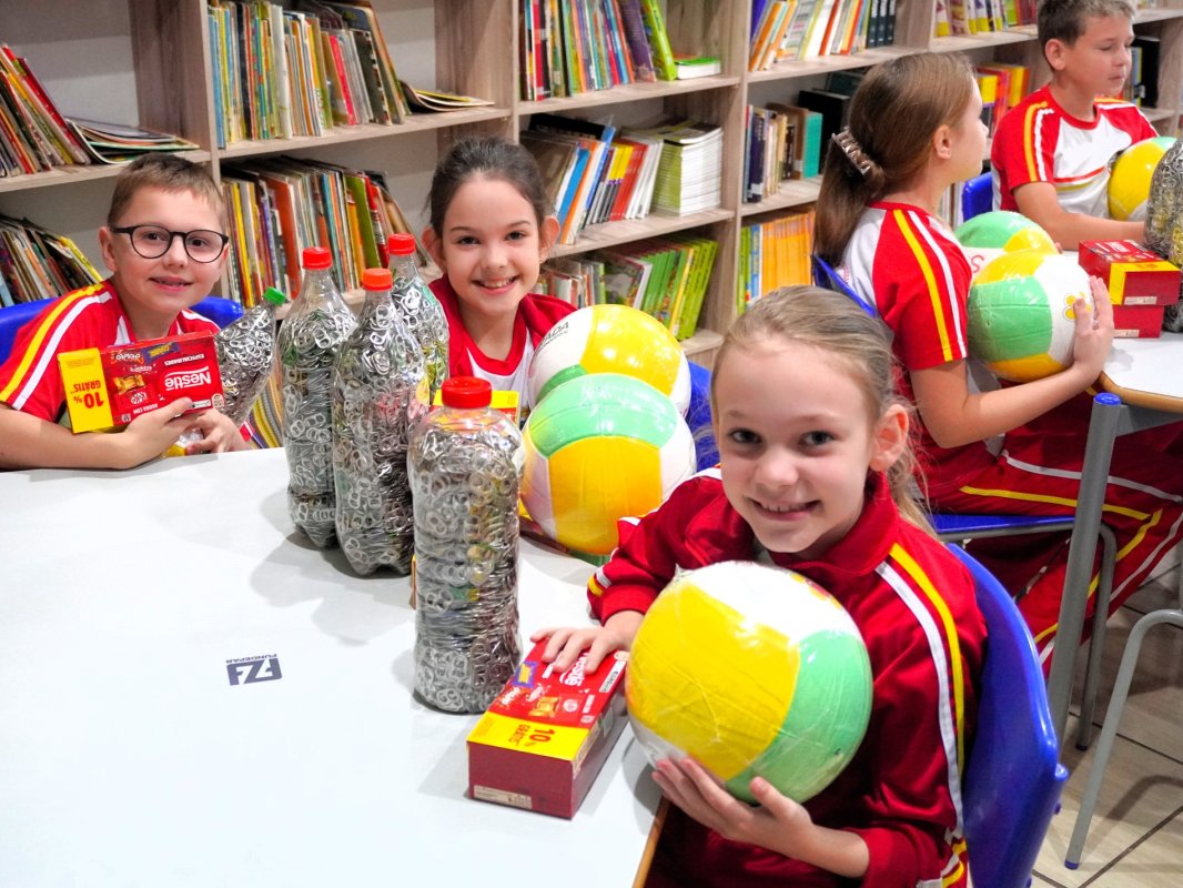 Projeto troca lacres de latinhas por cadeira de rodas e incentiva solidariedade entre alunos